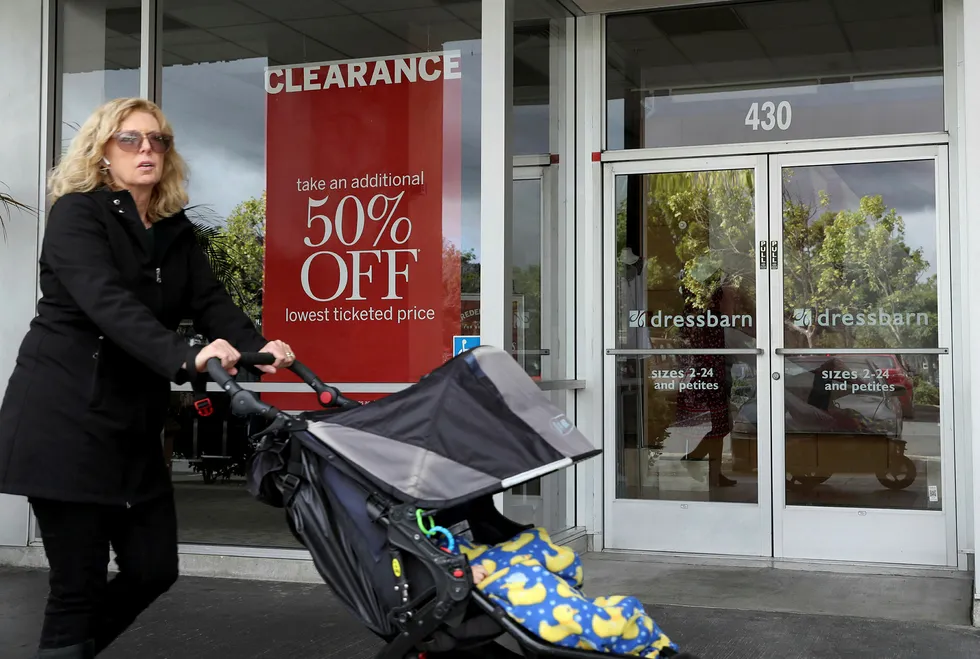 En fotgjenger passerer en Dressbarn-butikk i El Cerrito i California tirsdag. Nå starter avviklingen av Dressbarns 650 butikker i hele USA.