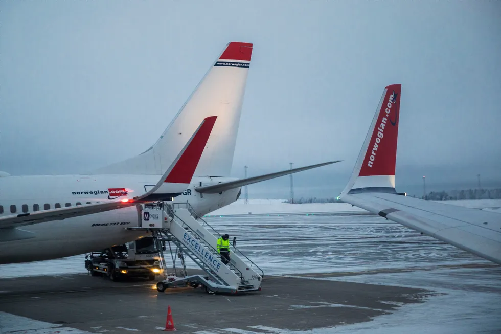 Oslo lufthavn på Gardermoen er Norges største flyplass. Her står to Norwegian-fly parkert på vinterstid.