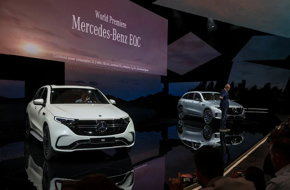 Mercedes-sjef Dieter Zetsche viste tirsdag frem Mercedes-Benz EQC, som er første modell av en rekke elbiler fra Mercedes.