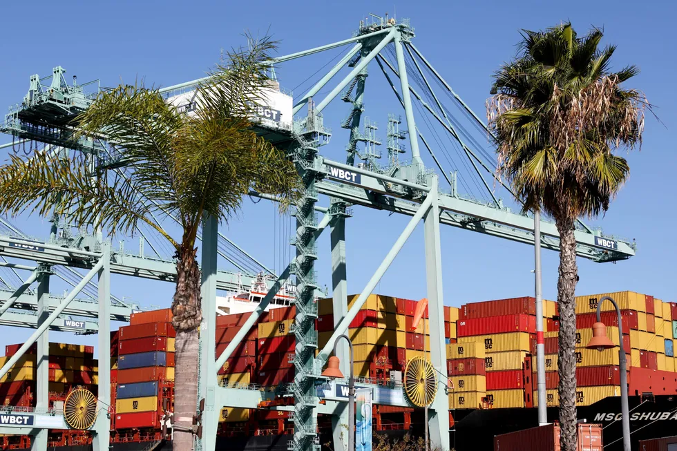 Import av fraktcontainere falt med 26 prosent ved Port of Los Angeles i California i oktober sammenlignet med samme måned i fjor. Havnen er den største og viktigste i USA.