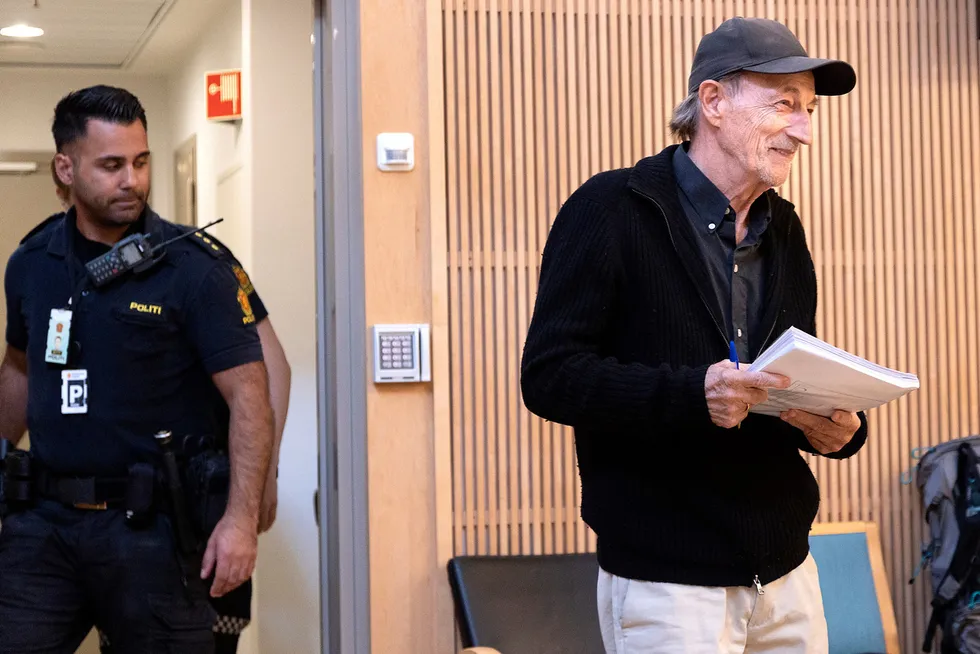 Via en sidedør ankom Rolf Gunnar Hultin (73) rettssal 1 i Agder tingrett i Kristiansand torsdag morgen, tett fulgt av to politimenn.