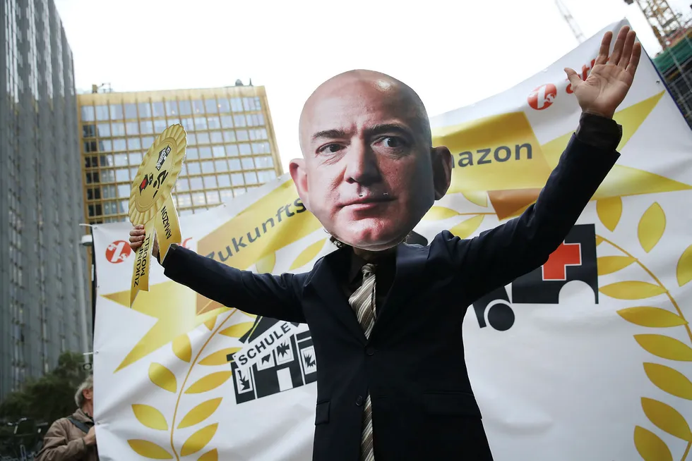 Da Amazon-sjefen Jeff Bezos besøkte Berlin i april i år, ble han møtt av flere hundre protesterende Amazon-ansatte fra Tyskland, Polen og Italia. Arbeiderne klaget på at Amazon betalte dem for lite.
