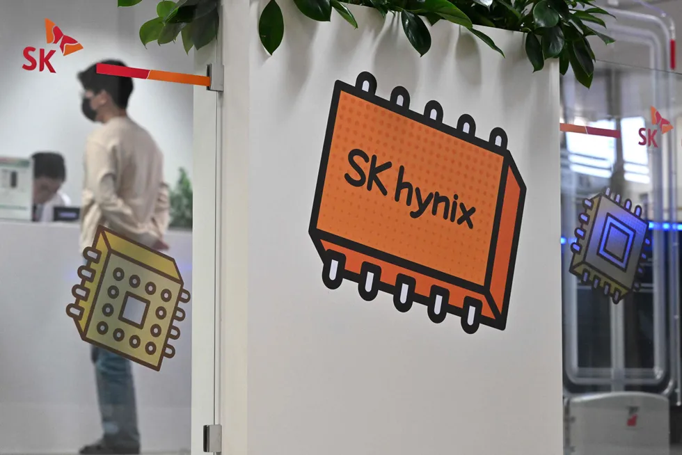 Det sørkoreanske databrikkeselskapet SK Hynix, som konkurrerer med Samsung Electronics om å være verdens største leverandør av dataminne, har levert knallresultater. Etterspørsl etter kuntstig intelligens-løsninger ligger bak.