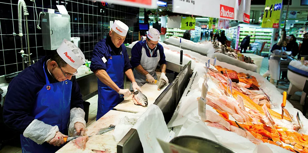 Norsk laks blir filetert i fiskedisken på supermarkedkjeden Auchans.