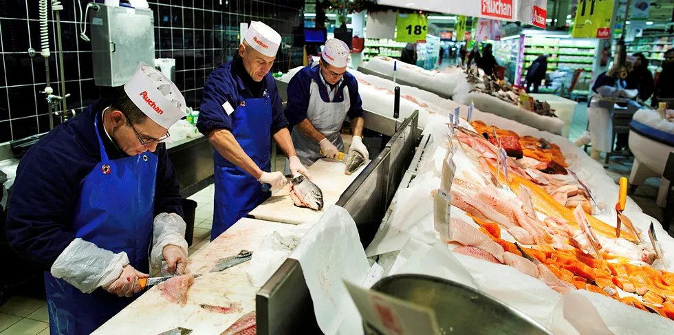 Lakseprisene styrker seg denne fredagen. Bilde fra fiskedisken på supermarkedkjeden Auchans.