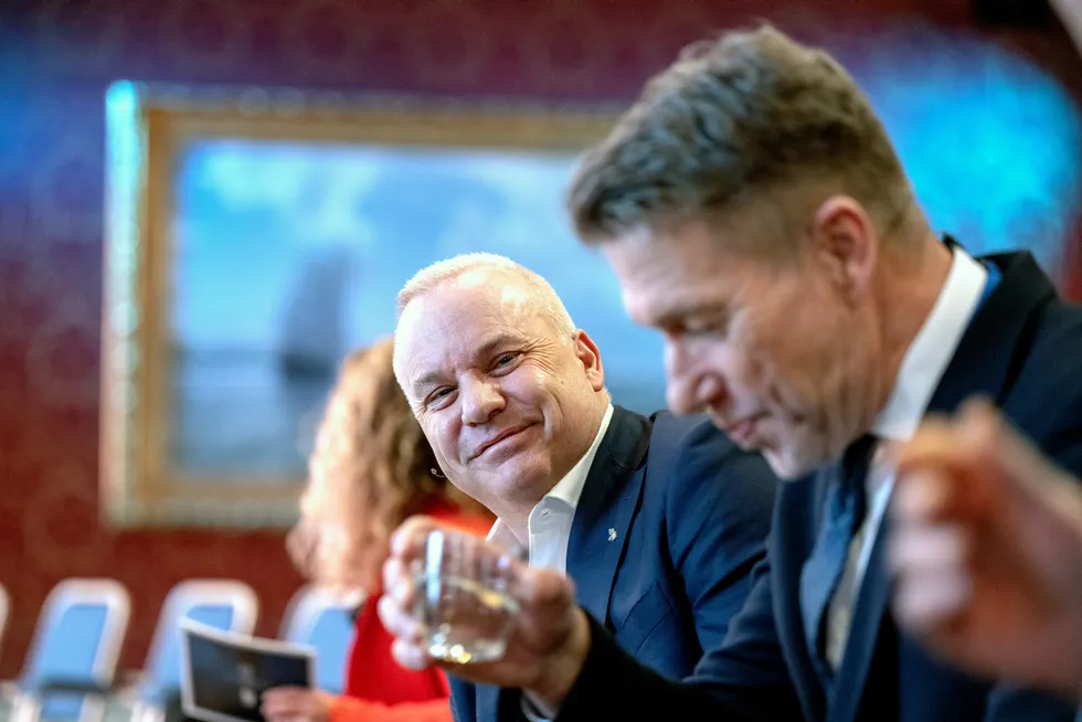 Equinor-sjef Anders Opedal (til venstre) og olje- og energiminister Terje Aasland kan fortsatt smile over usedvanlig høye priser på gass og olje.