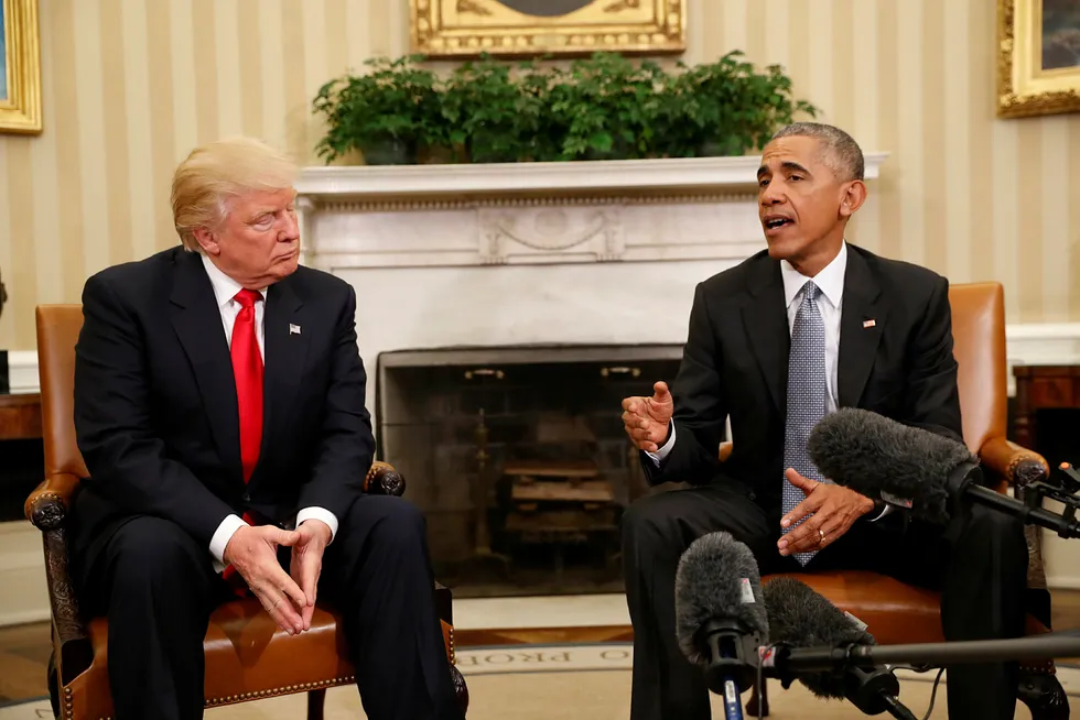 Tonen var hyggelig da Barack Obama møtte Donald Trump i Det hvite hus, men i klimaspørsmål som Paris-avtalen er de to på kollisjonskurs. Foto: Pablo Martinez Monsivais/Ap/NTB scanpix