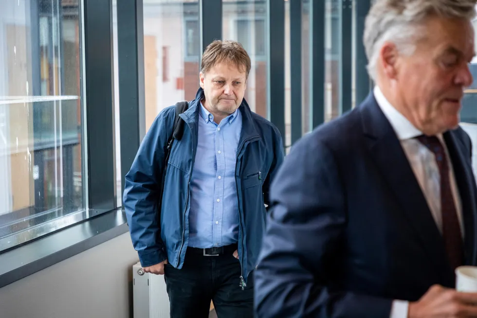 Jan Gunnar Mathisen, her på vei inn i Moss tingrett med advokat Peter Simonsen, mener dommeren må avvise konkursbegjæringen mot selskapet.