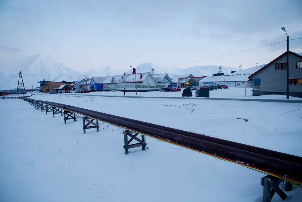 Permafrosten på Svalbard varmes opp raskere enn noen gang. Bildet er fra Longyearbyen. Foto: Tore Meek