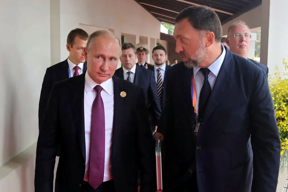 Oleg Deripaska (til høyre) regnes blant Vladimir Putins mest lojale oligarker. Her under et besøk i Vietnam i november i fjor. Foto: Mikhail Klimentyev/Sputnik/AP/NTB Scanpix