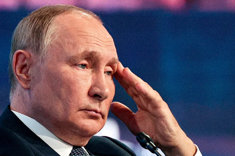 Russlands president Vladimir Putin mener det er tull å anklage Russland for å bruke gass som våpen.