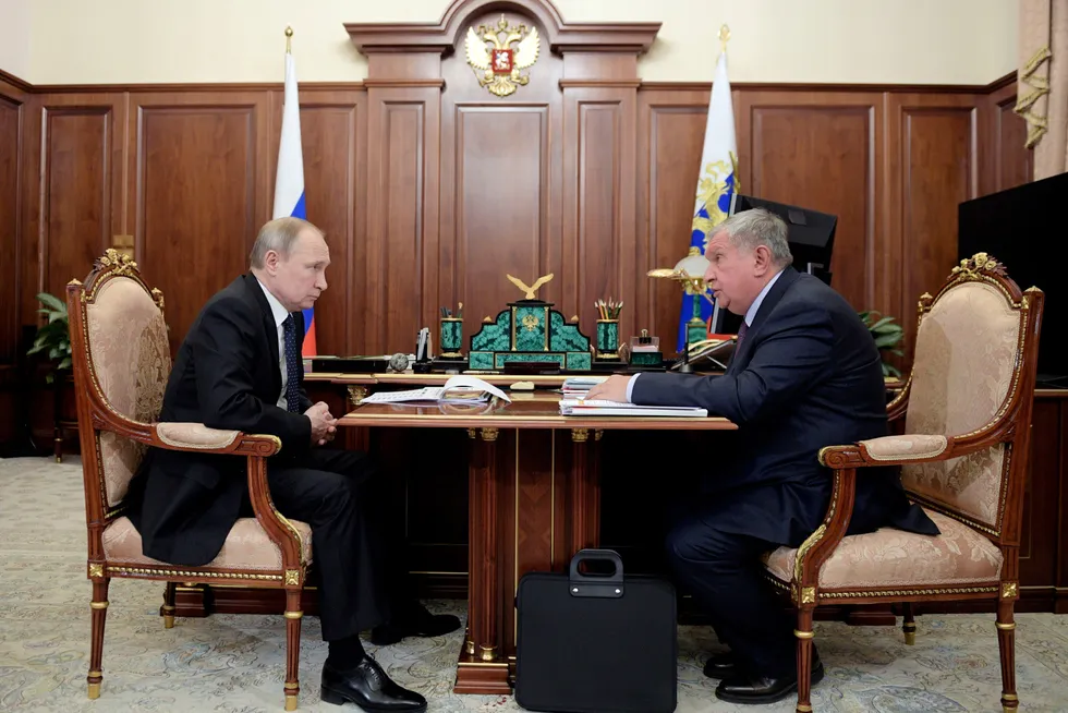 Igor Setsjin (til høyre) er en av Vladimir Putins aller nærmeste. Den tidligere visestatsministeren har ledet det russiske oljeselskapet Rosneft i en årrekke. Selskapet har vært på norsk sokkel siden 2012.