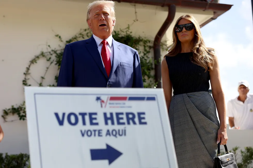Tidligere president Donald Trump står sammen med sin hustru Melania Trump mens han snakker med pressen etter å ha avlagt sin stemme i mellomvalget.