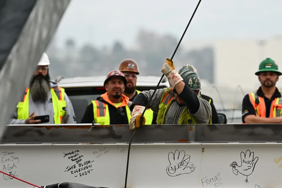 Disse mennene var i arbeid i januar. Her fester en anleggsarbeider en kabel til en stålbjelke under utbyggingen av en ny del på Los Angeles International Airport.