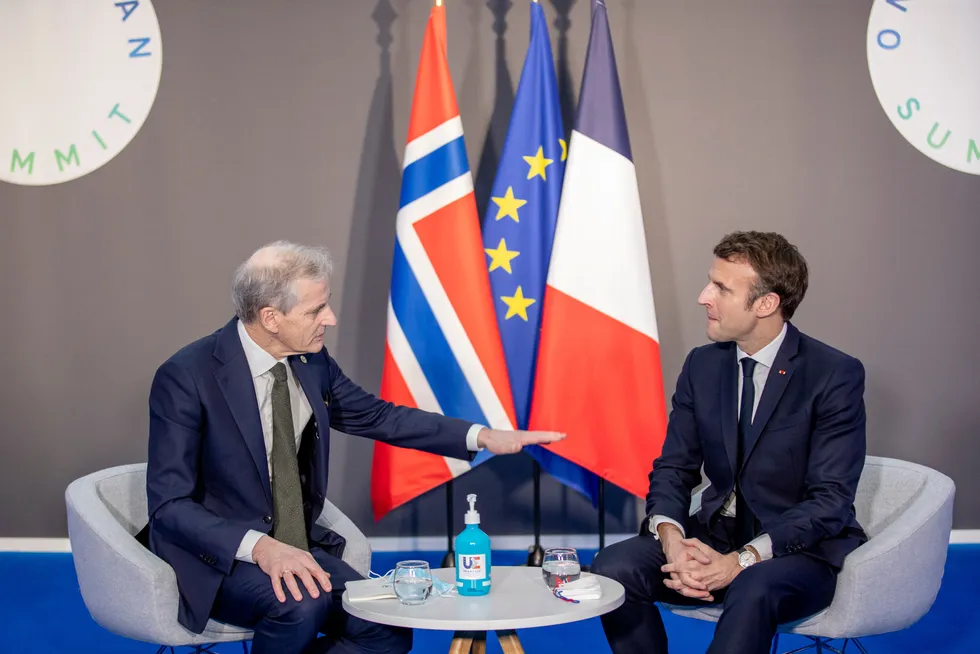 Frankrikes president Emmanuel Macron og statsminister Jonas Gahr Støre (Ap) snakket sammen på telefon onsdag. Pristak på gass var tema.