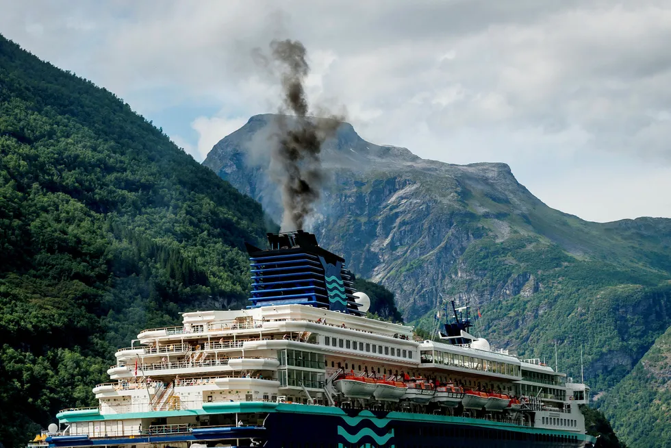 Dieselrøyk fra cruiseskip i Geirangerfjorden. Utslippene fra shipping i dag vil fortsatt varme kloden i mange århundrer, skriver artikkelforfatterne.