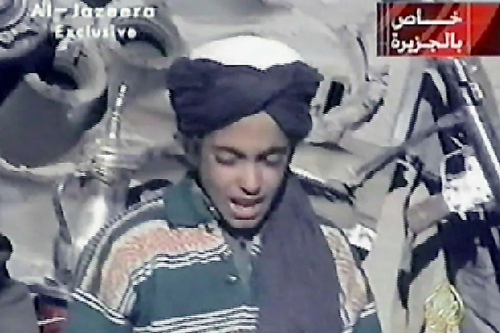 Dette bildet fra 2001 skal være av Hamza bin Laden, terrorlederen Osama bin Ladens yngste sønn som nå er i midten av 20-årene. Han ettersøkes nå for terrorvirksomhet. Foto: Handout/AFP/NTB scanpix