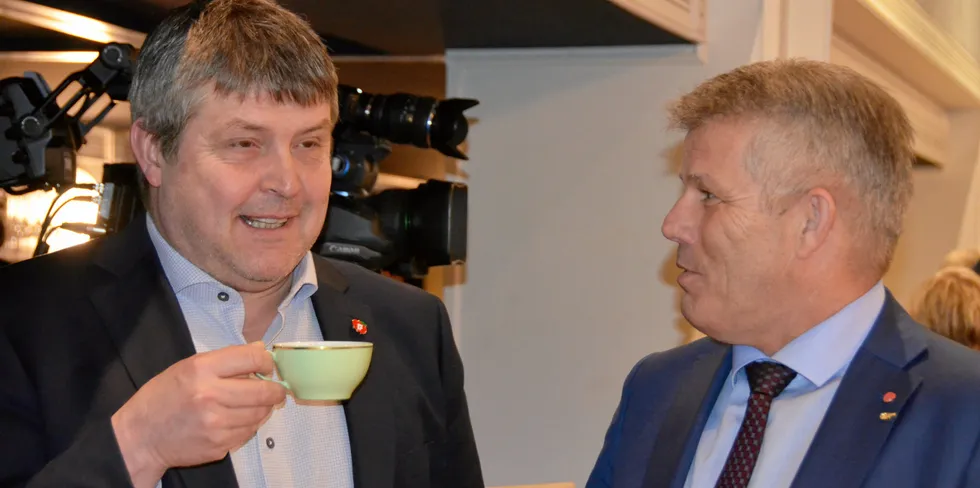Bengt Rune Strifeldt (venstre) i Frp tror ikke fiskeri- og havminister Bjørnar Skjæran legger fram kvotemeldingen før etter valget i år. Når den konkret kommer, holder sistnevnte fortsatt tett til brystet.