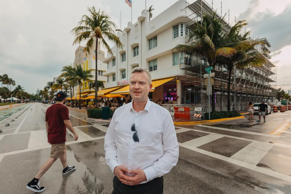 – Man tar som utgangspunkt at aktørene antageligvis hvitvasker penger, eller underslår penger på noe vis. At man er kjeltringer, sier Kjetil Hove Pettersen i Kryptovault. Her står han Ocean Drive på Miami Beach.
