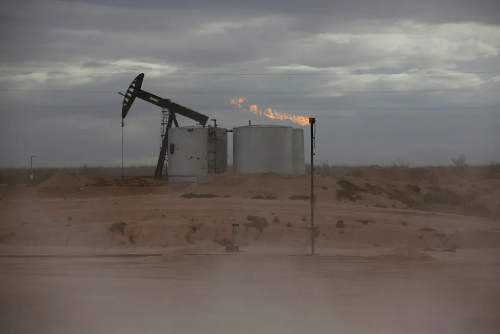 Flere oljemeglere Bloomberg har snakket med mener prisene på flere sorter råolje kan bli negativ. Dette gjelder i hovedsak olje produsert i innlandet, uten tilgang på rørledninger. Riggen på bildet er i Texas.