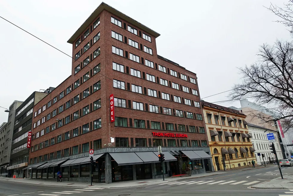 Thon Hotel Europa i Oslo ligger like ved Holbergs Plass, 300–400 meter unna Slottet og Nationaltheatret.