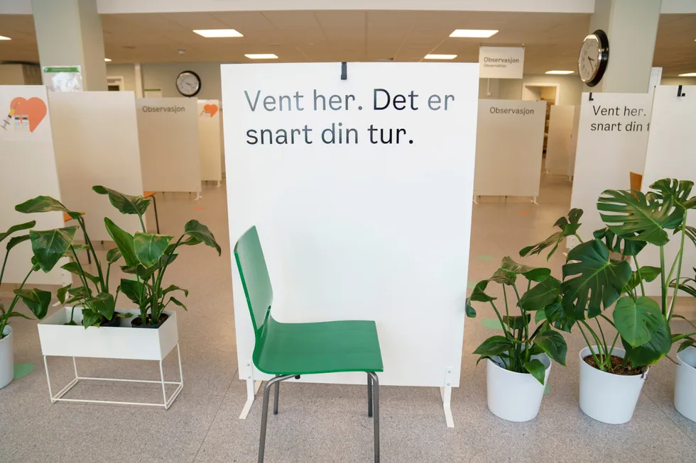 I snitt ble 11 uvaksinerte personer mellom 18 og 64 innlagt på sykehus med covid-19 hver dag de siste fire ukene. Daglig er det rundt 2000 akuttinnleggelser på somatiske sykehus i Norge, skriver artikkelforfatterne.
