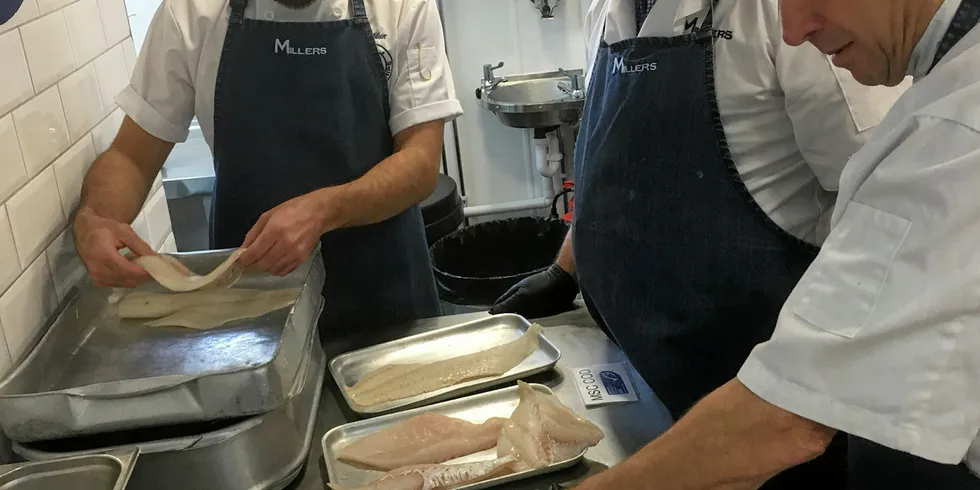 FISH & CHIPS: Far og sønn fra Millers forbereder tillaging av fish & chips sammen med Paul Harald Leinebø (i midten) fra fiskebåtrederiet Leinebris i Fosnavåg. De er storleverandører av råvarer til fish & chips-industrien i Storbritannia.