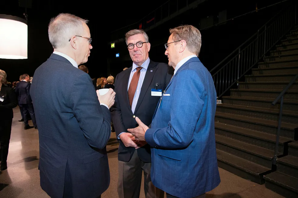 Stein Erik Hagen (i midten) mingler på NHOs årskonferanse med Kommunikasjonsdirektør Håkon Mageli i Orkla (til venstre) og Svein Aaser, tidligere styreleder i Telenor.
