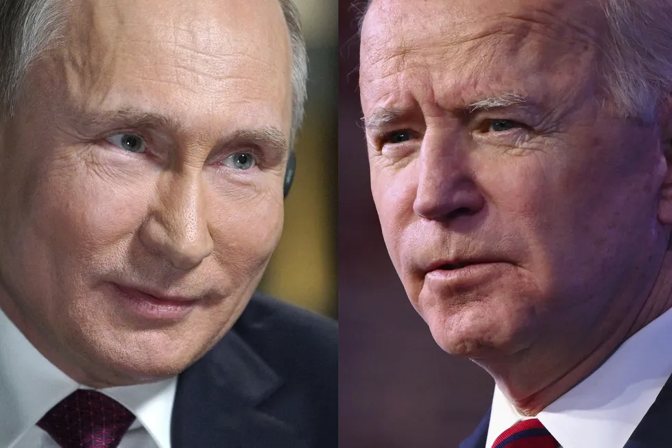 Den russiske presidenten Vladimir Putin (til venstre) kommer til å merke sanksjonene som Vesten nå innfører mot Russland, sier den amerikanske presidenten Joe Biden.