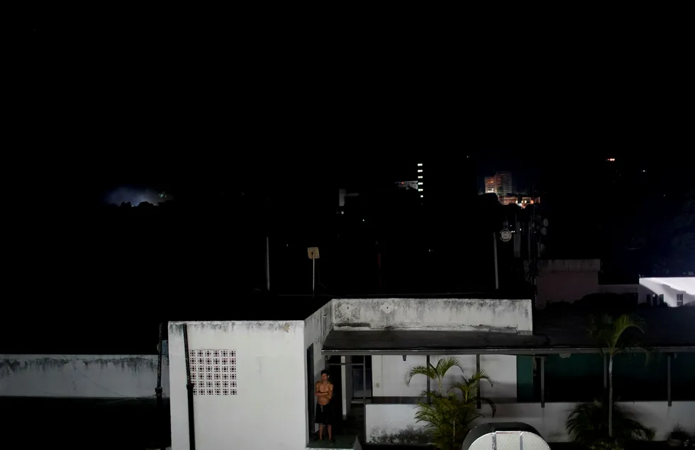 Nye omfattende strømbrudd i Venezuela. På bildet står en mann utenfor sitt mørklagte hjem i hovedstaden Caracas mandag.