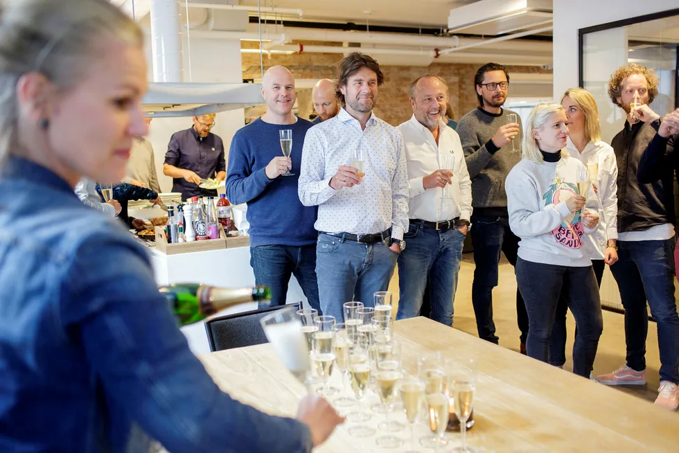 Feiret med champagne: I midten daglig leder Haakon Dahl og styreleder Bjørn Polmar i Kitchen reklamebyrå. Til venstre: kreativ leder Kjetill Nybø. Foto: Javad Parsa