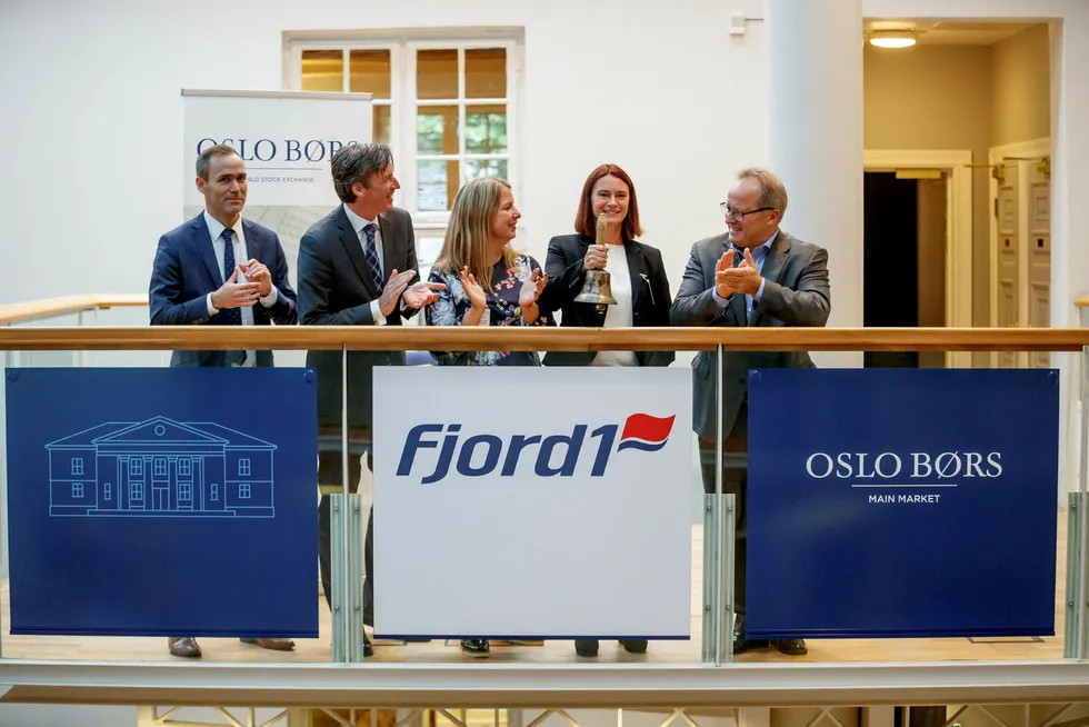 Fergeselskapet Fjord1 ble børsnotert tirsdag 15. august. Økonomi og finansdirektør Anne-Mari Sundal Bøe ringer i bjella på Oslo Børs for å markere noteringen.