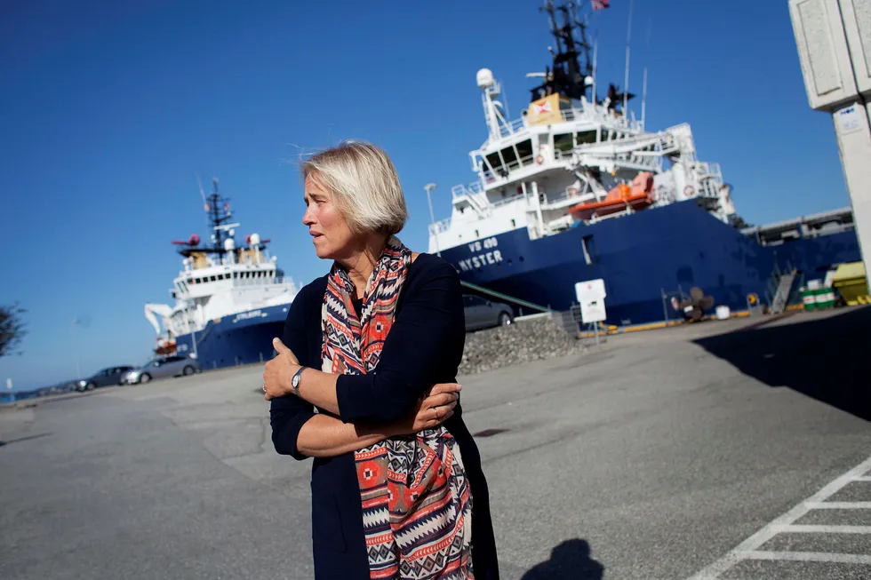 Anne Jorunn Møkster er sjef i Møkster Shipping, som hun eier sammen med søsknene. Her ved hovedkontoret i Stavanger med et par av fartøyene ved kai. Foto: Tomas Alf Larsen
