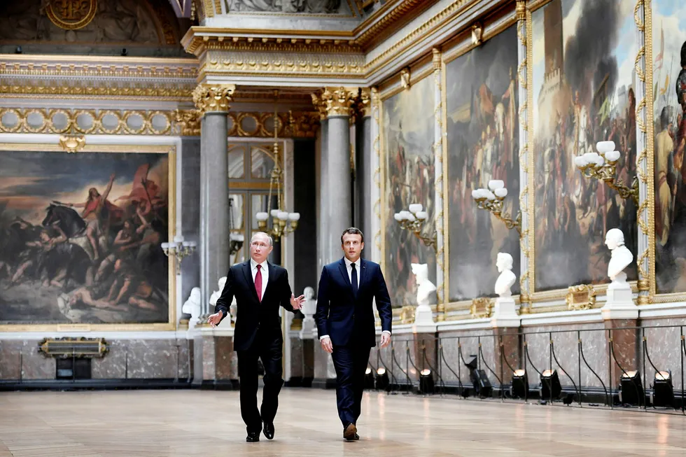 Frankrikes president Emmanuel Macron (til høyre) har vært tydelig i sine internasjonale opptredener. Russlands president Vladimir Putin fikk klar beskjed om synspunktet på eventuell innblanding i franske valg da Putin besøkte Frankrike for et par uker siden. Her er de to i Galerie des Batailles i Versailles-palasset. Foto: Stephane De Sakutin/Reuters/NTB Scanpix