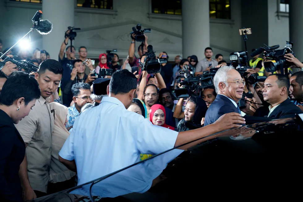 Malaysias tidligere statsminister Najib Razak og hans familie er tiltalt for maktmisbruk, hvitvasking av penger og skatteunndragelser i skandalen rundt investeringsselskapet 1MDB. Her forlater Razak høyesterett i Kuala Lumpur, Malaysia tidligere denne måneden.