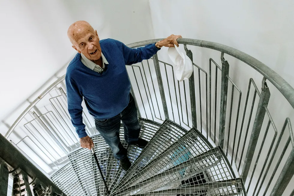 Ulf Dahl (95) har vanskelig for å komme opp til leiligheten sin etter at bostyrer har stengt ham ute fra heisen.