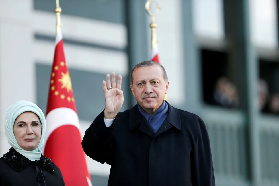 Tyrkias president Recep Tayyip Erdogan, her fotografert sammen med sin kone Emine. Foto: Burhan Ozbilici/AP/NTB scanpix