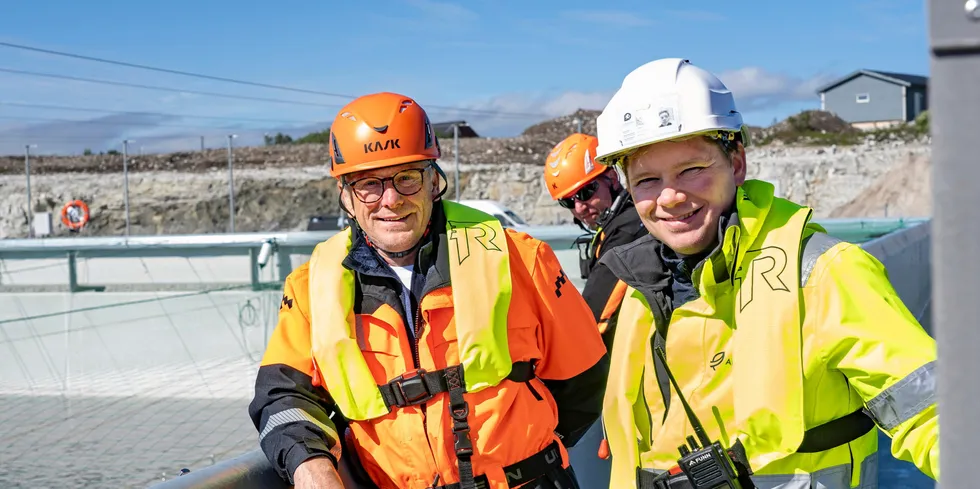 Roger Mosand (styreleder) og Martin Rasmussen (CEO) i Andfjord Salmon under det nylige smoltutsettet.