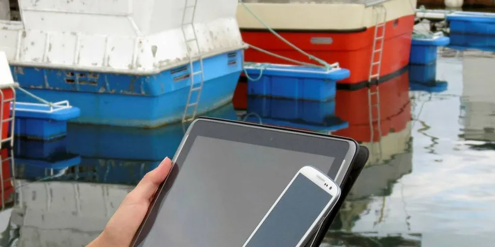 OMSTRIDT: Kystfiskeappen på mobil og nettbrett var omstridt i sin tid. Nå legges det opp til omfattende rapporteringsplikt for alle fiskefartøyer og utfasing av appen.Foto: Jon Eirik Olsen