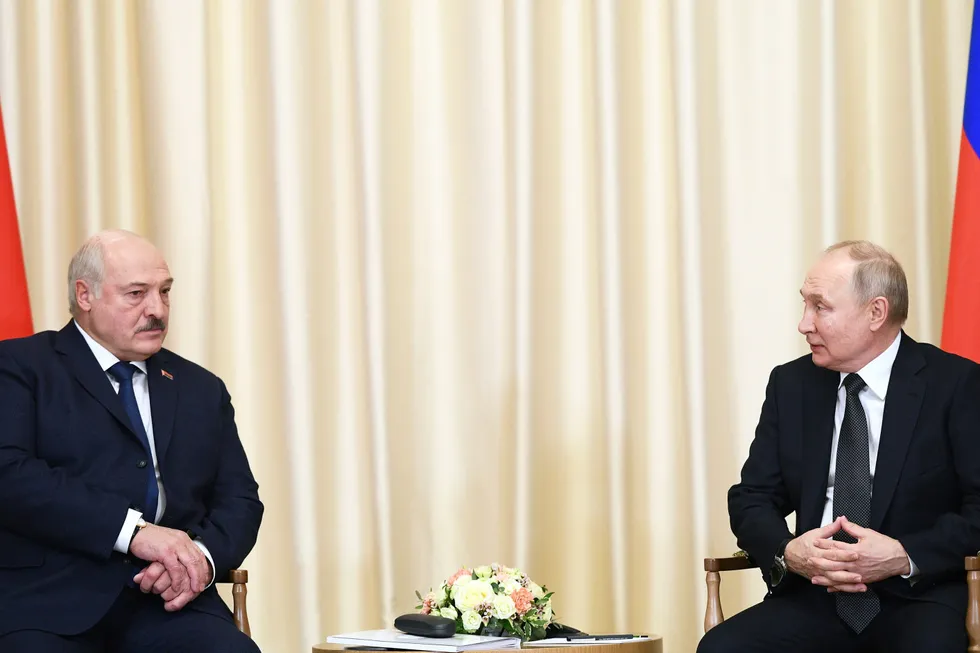 Et lekket dokument skal vise hvordan Belarus angivelig skal innlemmes i Russland. Belarus' president Aleksandr Lukasjenko og Russlands president Vladimir Putin møttes sist 17. februar.