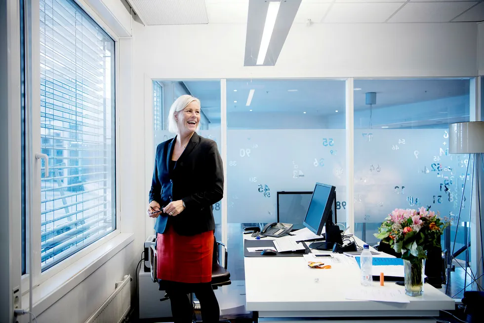 Tone Lunde Bakker har hatt fem arbeidsdager som leder for Swedbank Norge på Aker Brygge i Oslo. Hun sier banken må bli mindre avhengig av oljerelaterte bransjer. Foto: Mikaela Berg