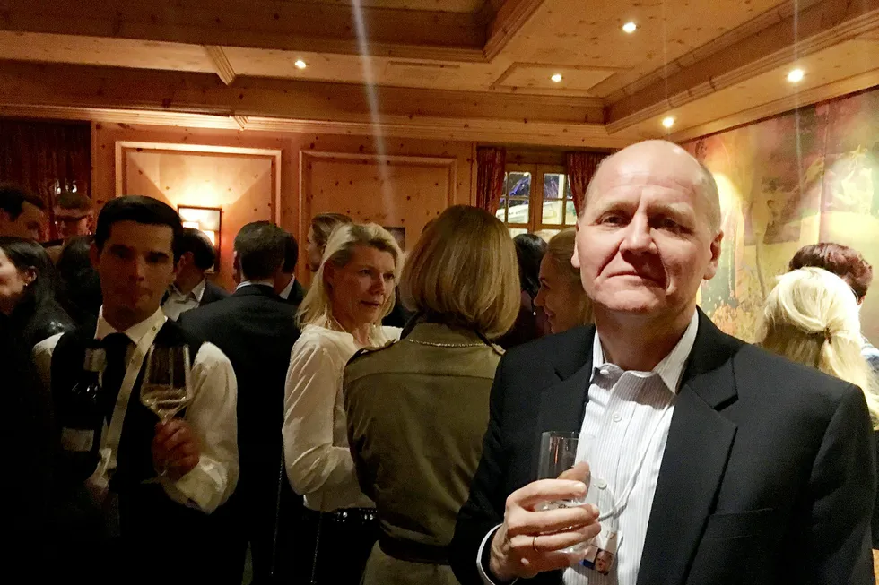 Telenor-sjef Sigve Brekke var blant de norske næringslivstoppene som stilte da Hydro inviterte til middag på Hotel Seehof kvelden før World Economic Forum starter i Davos tirsdag. Foto: Jostein Løvås