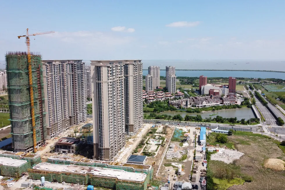 Aktiviteten har stanset opp ved eiendomsprosjekter over hele Kina i regi av eiendomsselskapet Evergrande på grunn av likviditetskrisen, som her fra Suzhou i Jiangsu-provinsen. Selskpaet kan havne i mislighold denne uken. Aksjekursen er i fritt fall og falt med nesten 20 prosent mandag morgen ved Hongkong-børsen.