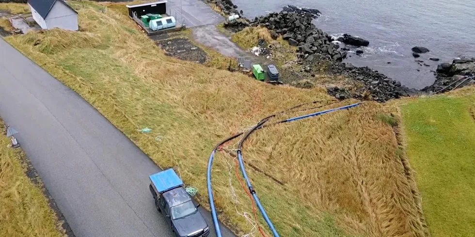 Med slike slanger overfører Mowi Færøyene smolt fra tankbiler til anlegget