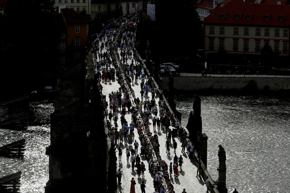 I Praha var det dekket et 500 meter lang matbord over hele den berømte Karlsbroen som går over elven Vltava for å feire gjenåpningen av byen etter koronavirusutbruddet.