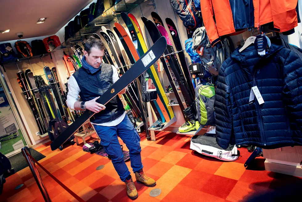 I en av sine ti filialer i Val Thorens inspiserer Bertrand Geynet de sorte Moonlight-skiene. – Når noe bærer det norske flagget, tenker kunden umiddelbart at dette er høy kvalitet, sier Geynet. Moonlight-skiene er utviklet av Bjarte Hollevik i Finnmark og produsert i Sverige.