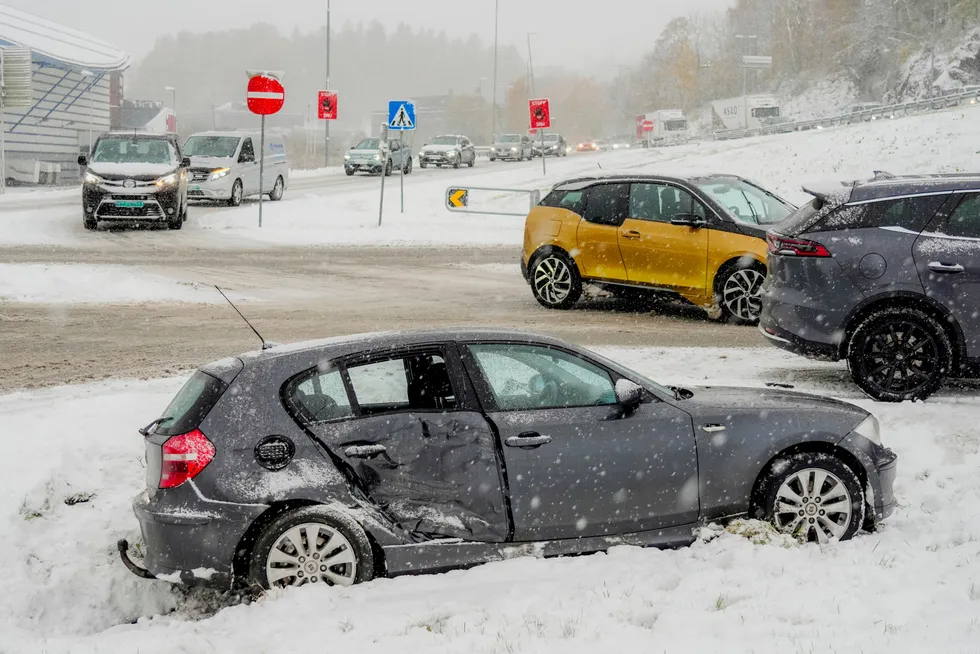 Ifølge Gjensidige økte antall meldte bilskader for privatmarkedet i Norge med 11,5 prosent fra 2022 til 2023. En tredjedel skyldes mer krevende værforhold. Nå varsles nye prisøkninger.