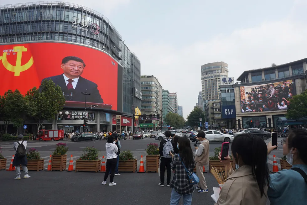 President og gjenvalgt generalsekretær i kommunistpartiet, Xi Jinping, må takle en boligkrise i Kina. Risikoen er høy for et boligkrakk i en rekke rike land også. Da kan det bli en global konjunkturnedgang.