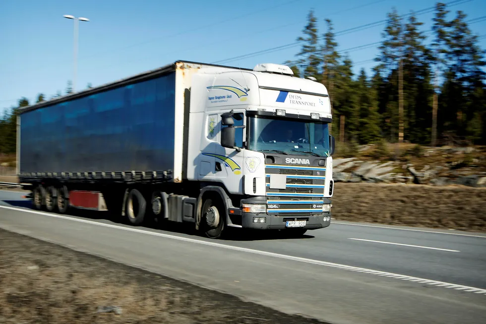 Norske yrkessjåfører frykter flere dødsulykker på norske veier hvis hviletidene blir kuttet. Oslo 20120312.En svensk trailer kjører på E6 ved Mortensrud i Oslo mandag. Utenlandske lastebilers andel av godstransporten inn og ut av Norge har økt, ifølge Statistisk sentralbyrå (SSB). SSB opplyser at det i 2010 ble transportert 14,1 millioner tonn gods inn og ut av Norge med lastebil. Dette er om lag 10 prosent mer enn i 2009. De utenlandske bilenes andel var på 59 prosent, vel 1 prosentpoeng mer enn året før. Foto: Erlend Aas / NTB Scanpix
