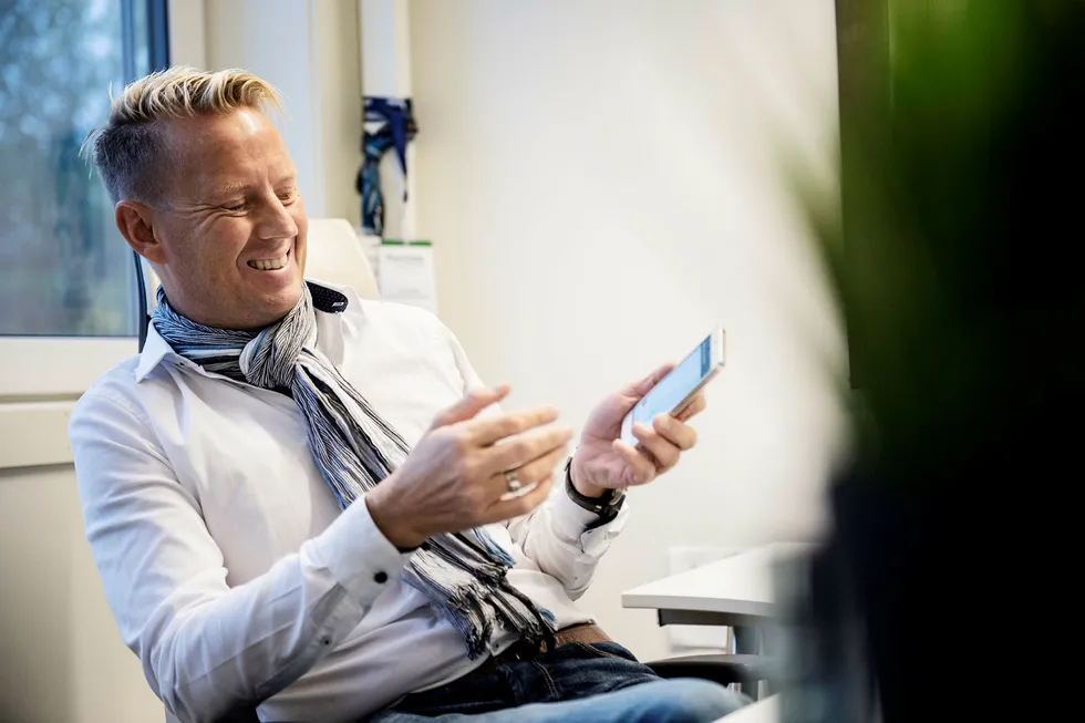 Jens Glasø har siden kollapsen i kompisbanken Trustbuddy investert flere titall millioner i mobilbetaling i utviklingsland. Nå er han på jakt etter oppimot 200 millioner kroner til å fullfinansiere satsingen.